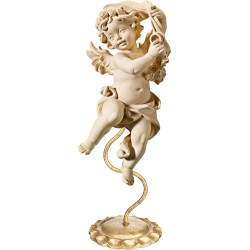 Ángel Bergland con anillos de boda en pedestal